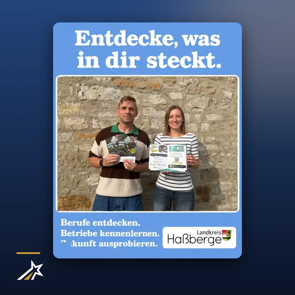 Kampagnenmotiv „Entdecke, was in dir steckt.“ des Landkreises Haßberge: zwei Personen zeigen die Flyer zu Entdecker-Dates und Jobmesse