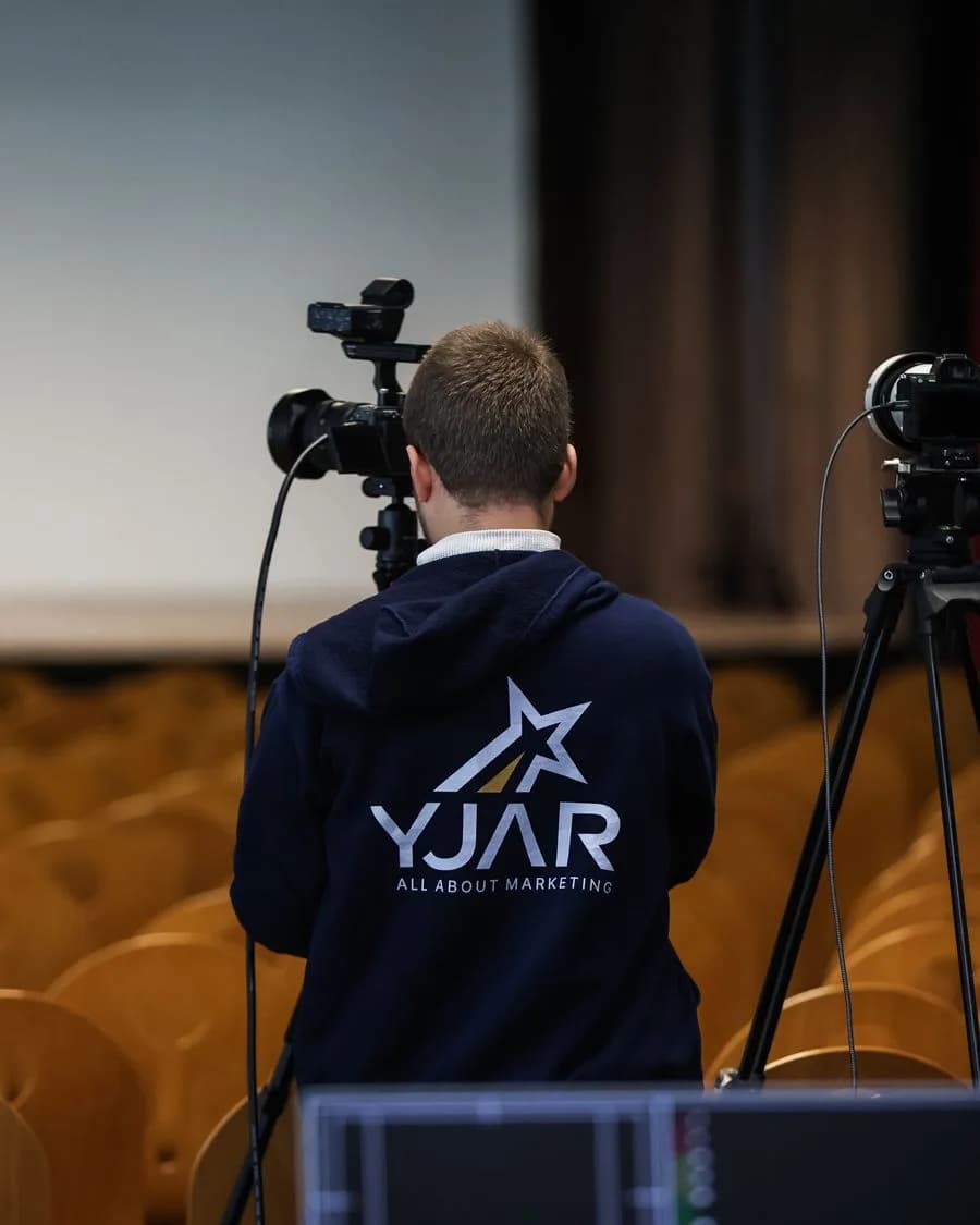 Yannick Reuß im YJAR-Pullover hinter der Kamera bei einem Videodreh