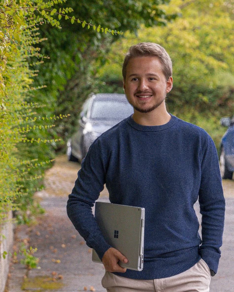 Yannick Reuß mit Laptop unterwegs
